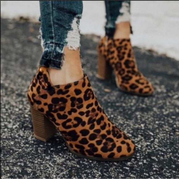 ❤️Leopard Print Contrast Heel Back Zip Booties! - Picture 2 of 5